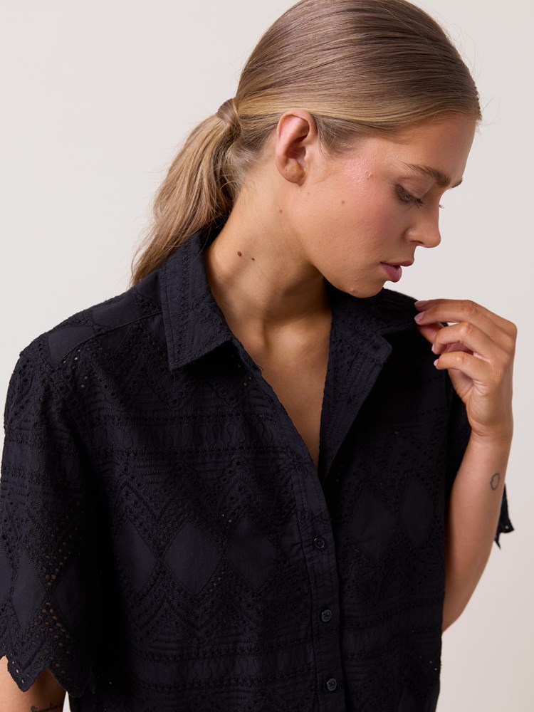 Jasmine skjorte 7511881_ID2-DONNA-H25-Modell-Front_chn=match_2450_Jasmine skjorte ID2_Jasmine skjorte ID2 7511881.jpg_Front||Front