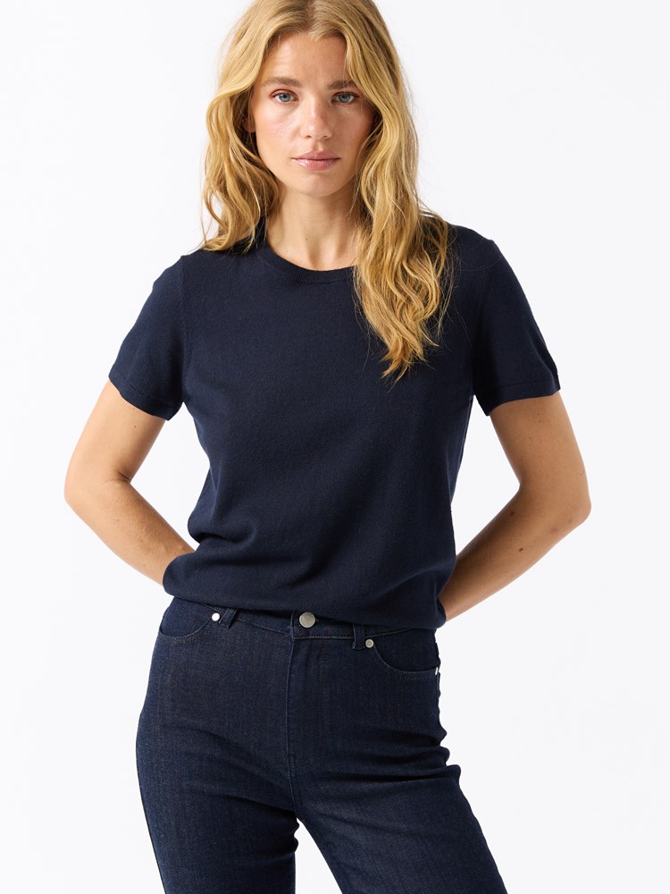 Angie genser 7511983_EM6_Jean Paul_Angie Genser_A25 (2)_Angie genser EM6 7511983.jpg_