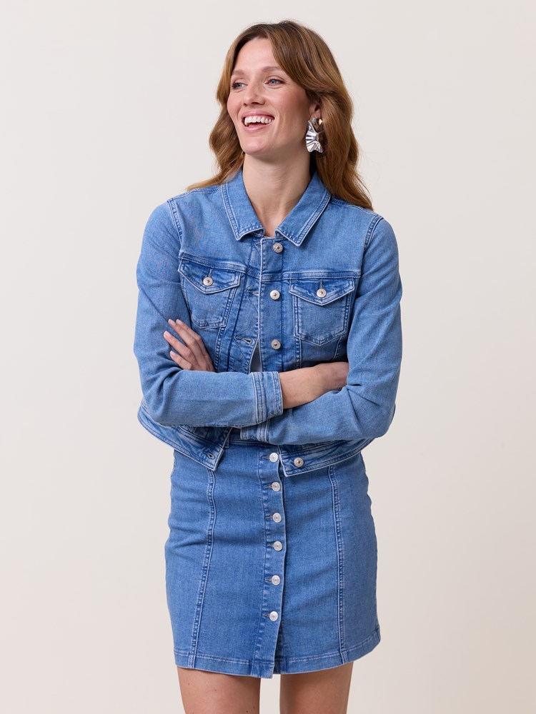 Sophia denim jakke 7511994_DAC-VAVITE-H25-Modell-Front_chn=match_2340_Sophia denim jakke DAC_Sophia denim jakke DAC 7511994.jpg_