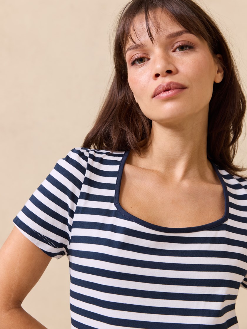 7512138 EM6 7512138_EM6-JEANPAUL-H25-Modell-Front_2190_Zoe t-skjorte EM6.jpg_Front||Front