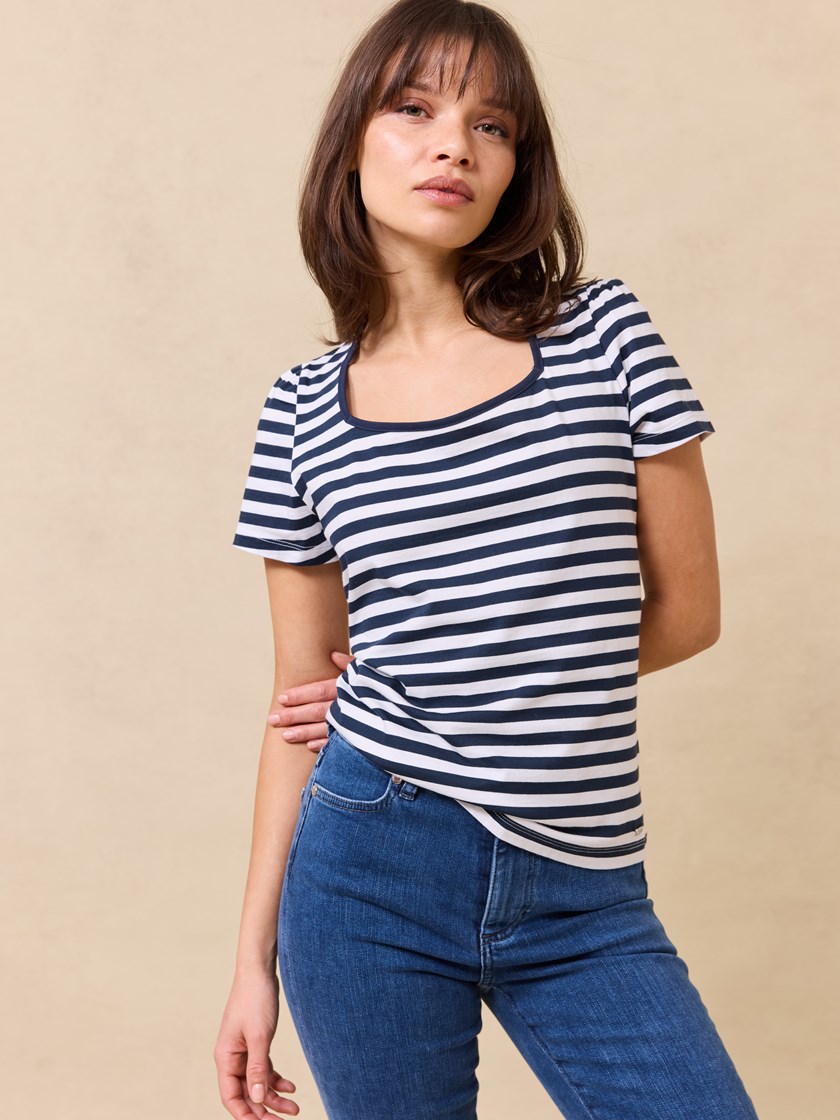 7512138 EM6 7512138_EM6-JEANPAUL-H25-Modell-Front_8022_Zoe t-skjorte EM6.jpg_Front||Front