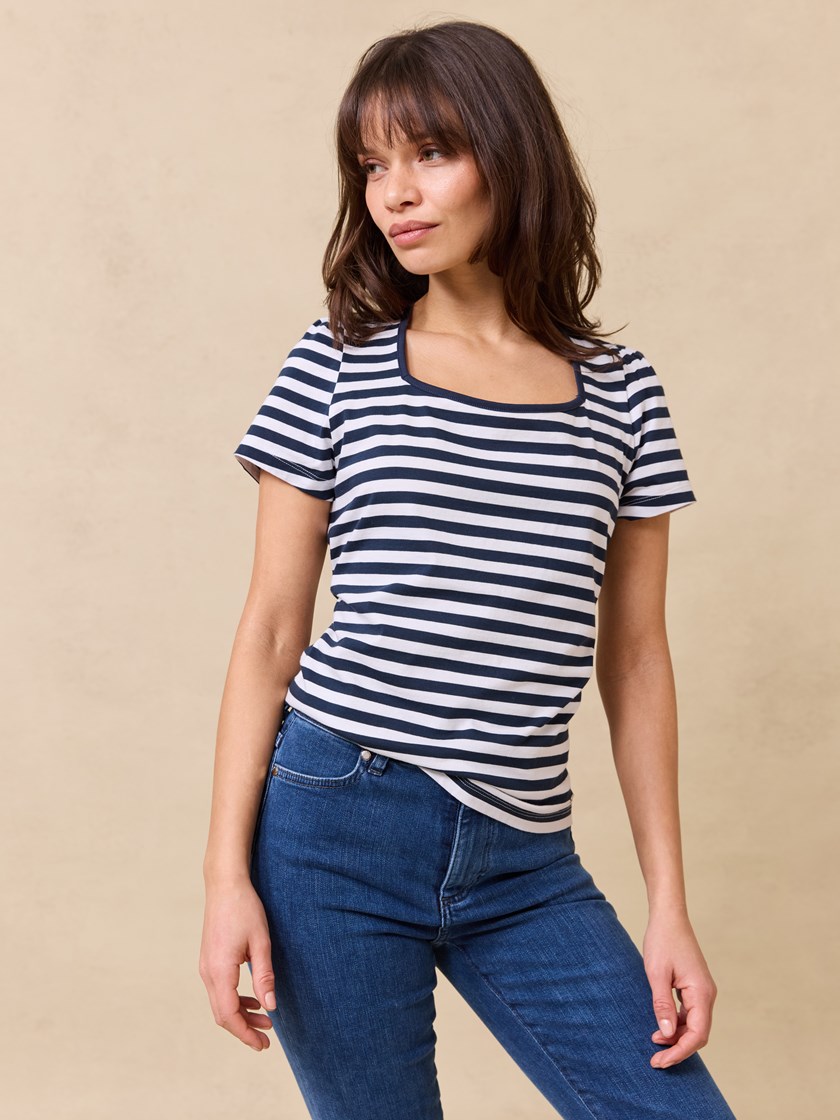 7512138 EM6 7512138_EM6-JEANPAUL-H25-Modell-Front_8033_Zoe t-skjorte EM6.jpg_Front||Front