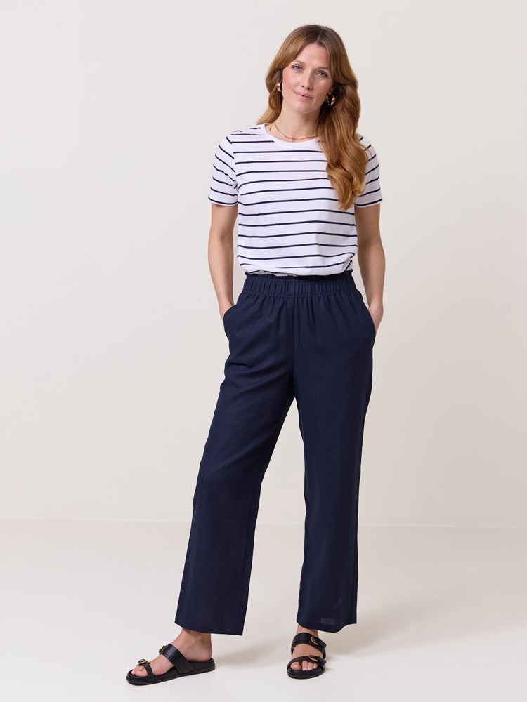 Olivia stripet t-skjorte 7512167_EM6-VAVITE-H25-Modell-Front_chn=match_146_Olivia stripet t-skjorte O68_Olivia stripet t-skjorte O68 7511756.jpg_