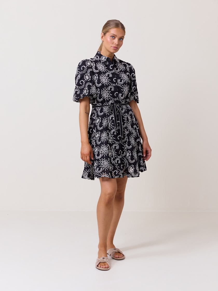 7512224 ID2 7512224_ID2-DONNA-H25-Modell-Front_chn=match_1202_Dancia broderie anglaise kjole ID2.jpg_Front||Front