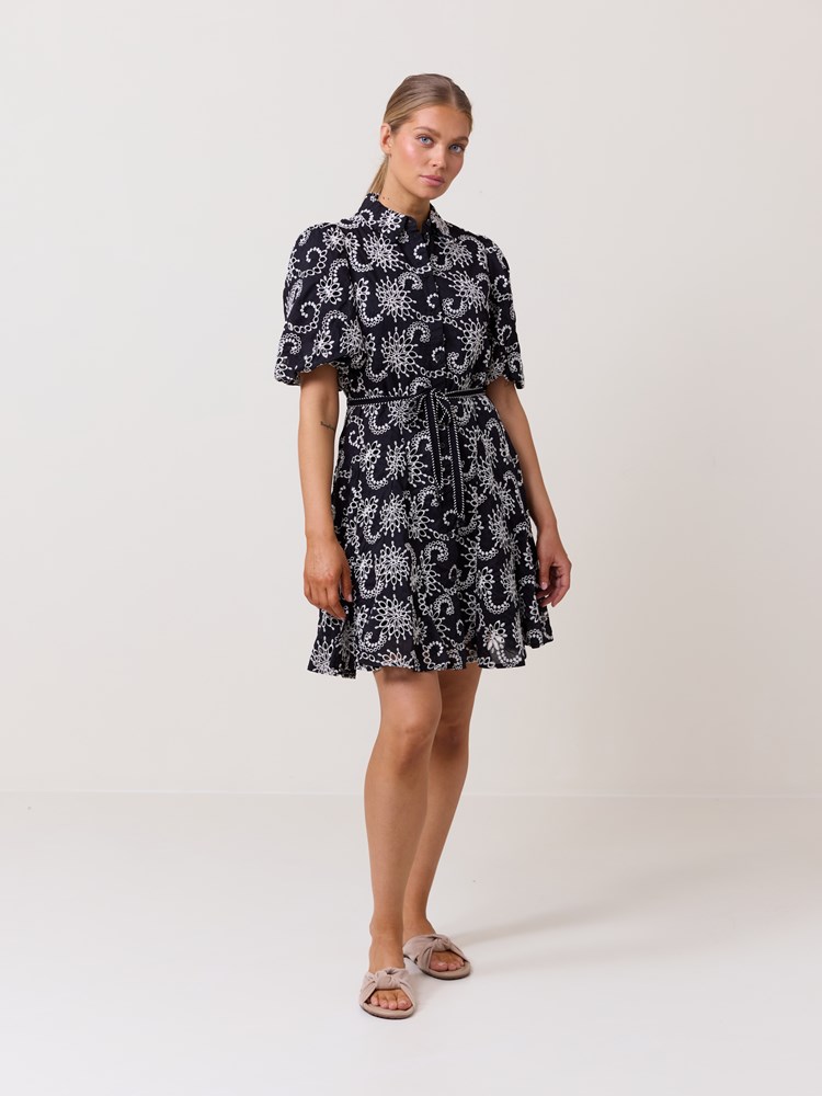 Dancia broderie anglaise kjole 7512224_ID2-DONNA-H25-Modell-Front_chn=match_1202_Dancia broderie anglaise kjole ID2_Dancia broderie anglaise kjole ID2 7512224.jpg_Front||Front