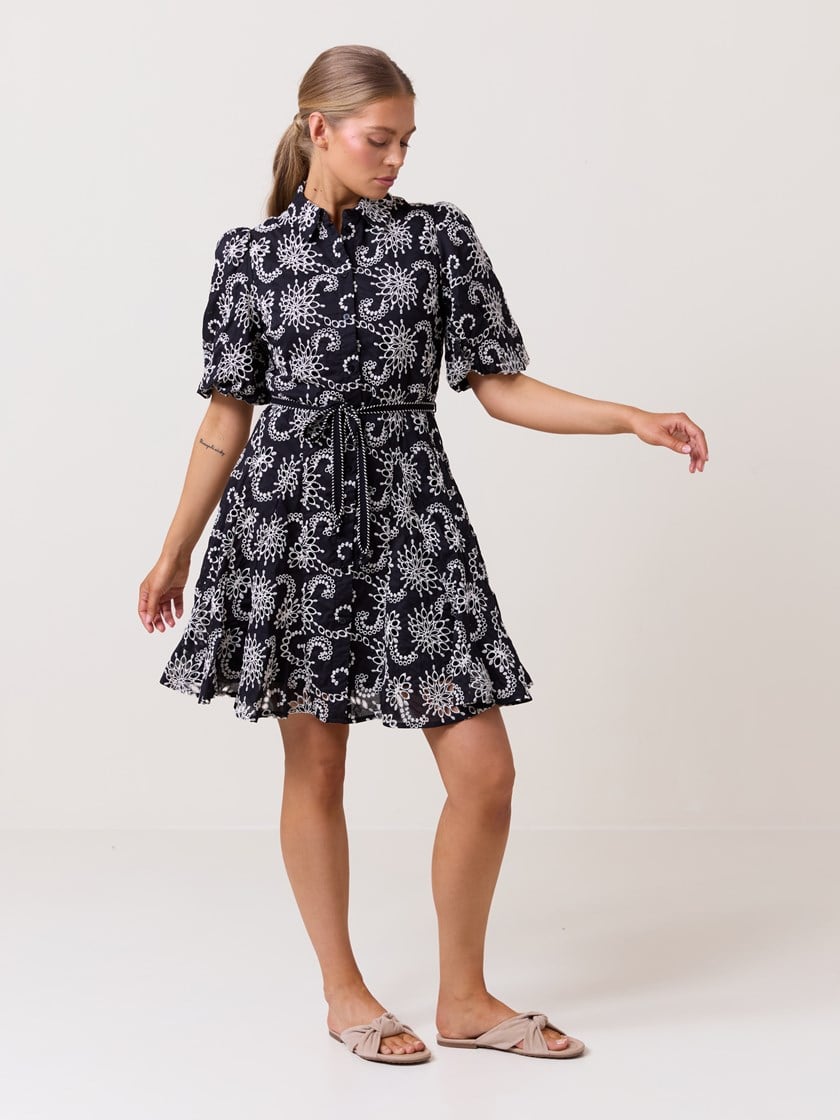7512224 ID2 7512224_ID2-DONNA-H25-Modell-Front_chn=match_2165_Dancia broderie anglaise kjole ID2.jpg_Front||Front