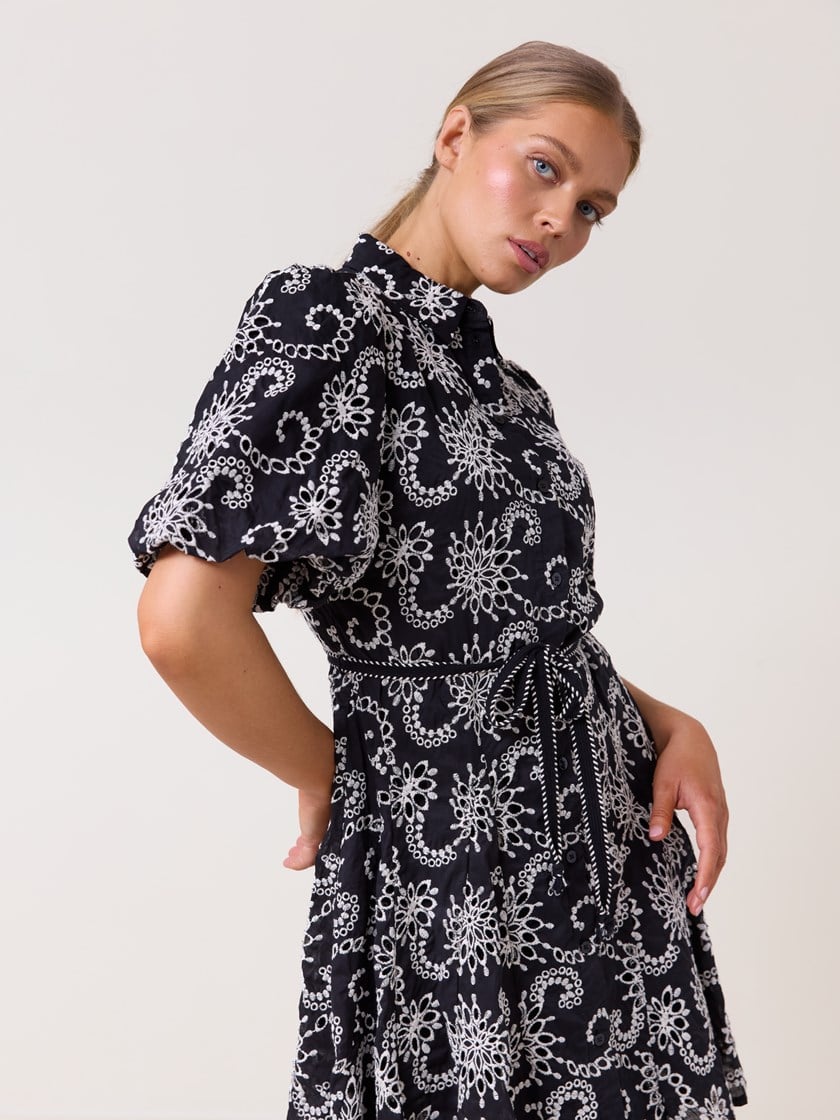 7512224 ID2 7512224_ID2-DONNA-H25-Modell-Front_chn=match_2361_Dancia broderie anglaise kjole ID2.jpg_Front||Front