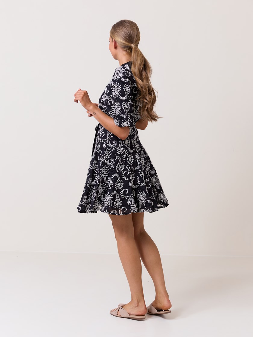 7512224 ID2 7512224_ID2-DONNA-H25-Modell-Front_chn=match_2799_Dancia broderie anglaise kjole ID2.jpg_Front||Front