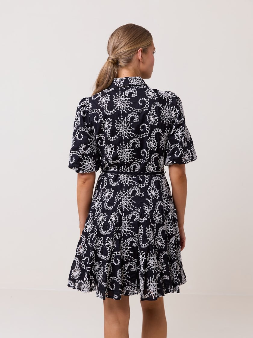 7512224 ID2 7512224_ID2-DONNA-H25-Modell-Front_chn=match_4841_Dancia broderie anglaise kjole ID2.jpg_Front||Front