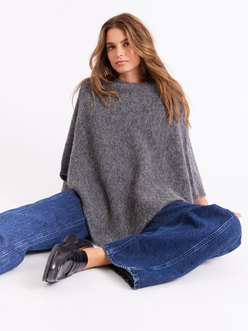 7512405 IGG 7512405_IGG_Jean Paul_Hanne Poncho_A25 (5)_Hanne poncho IGG.jpg_