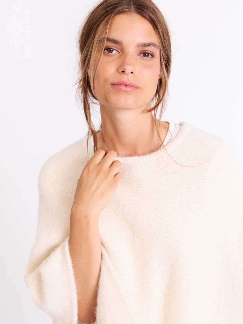7512405 O79 7512405_O79_Jean Paul_Hanne Poncho_A25 (3)_Hanne poncho O79.jpg_