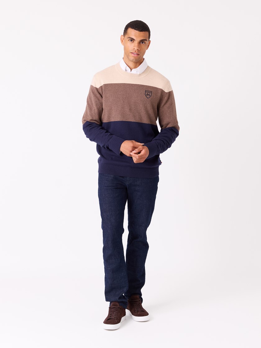 7512902 EM6 7512902_EM6-JEANPAUL-W25-Modell-Front_1049_Lucien stripet genser EM6.jpg_