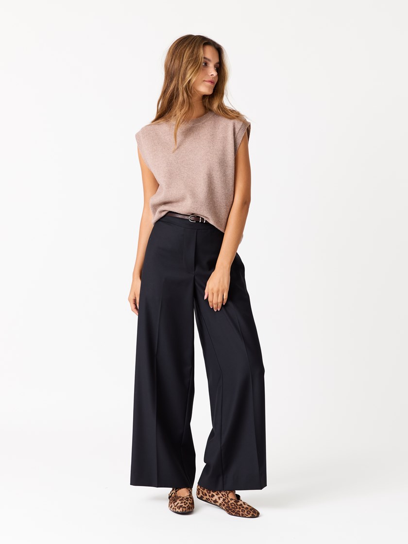 7513001 AEI 7513001_AEI-JEANPAUL-W25-Modell-Front_1626_Ariane vest AEI.jpg_