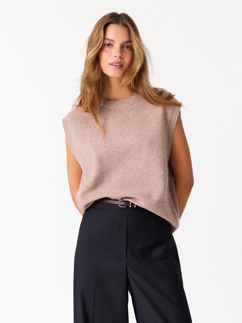 7513001 AEI 7513001_AEI-JEANPAUL-W25-Modell-Front_372_Ariane vest AEI.jpg_