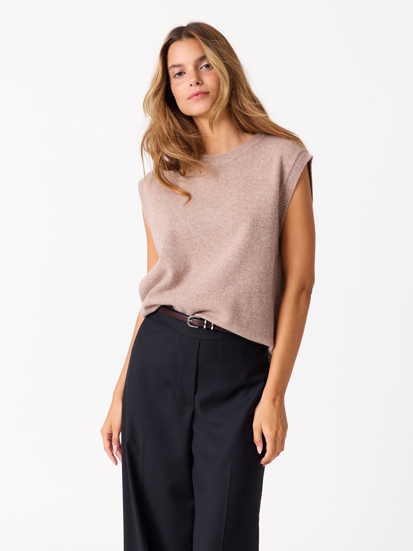 7513001 AEI 7513001_AEI-JEANPAUL-W25-Modell-Front_5825_Ariane vest AEI.jpg_