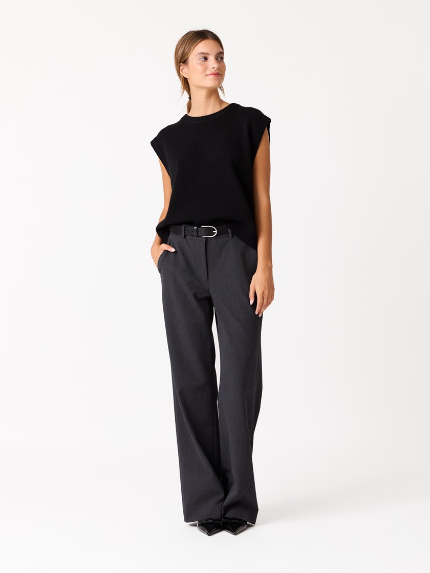 7513001 C25 7513001_C25-JEANPAUL-W25-Modell (3)_Ariane vest C25_Ariane vest C25 7513001.jpg_