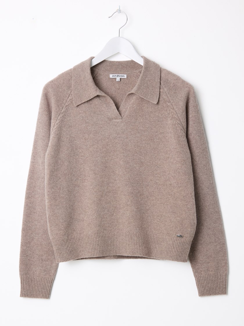 7513003 AEI 7513003_AEI-JEANPAUL-W25-Front_1335_Majsen genser AEI.jpg_Front||Front