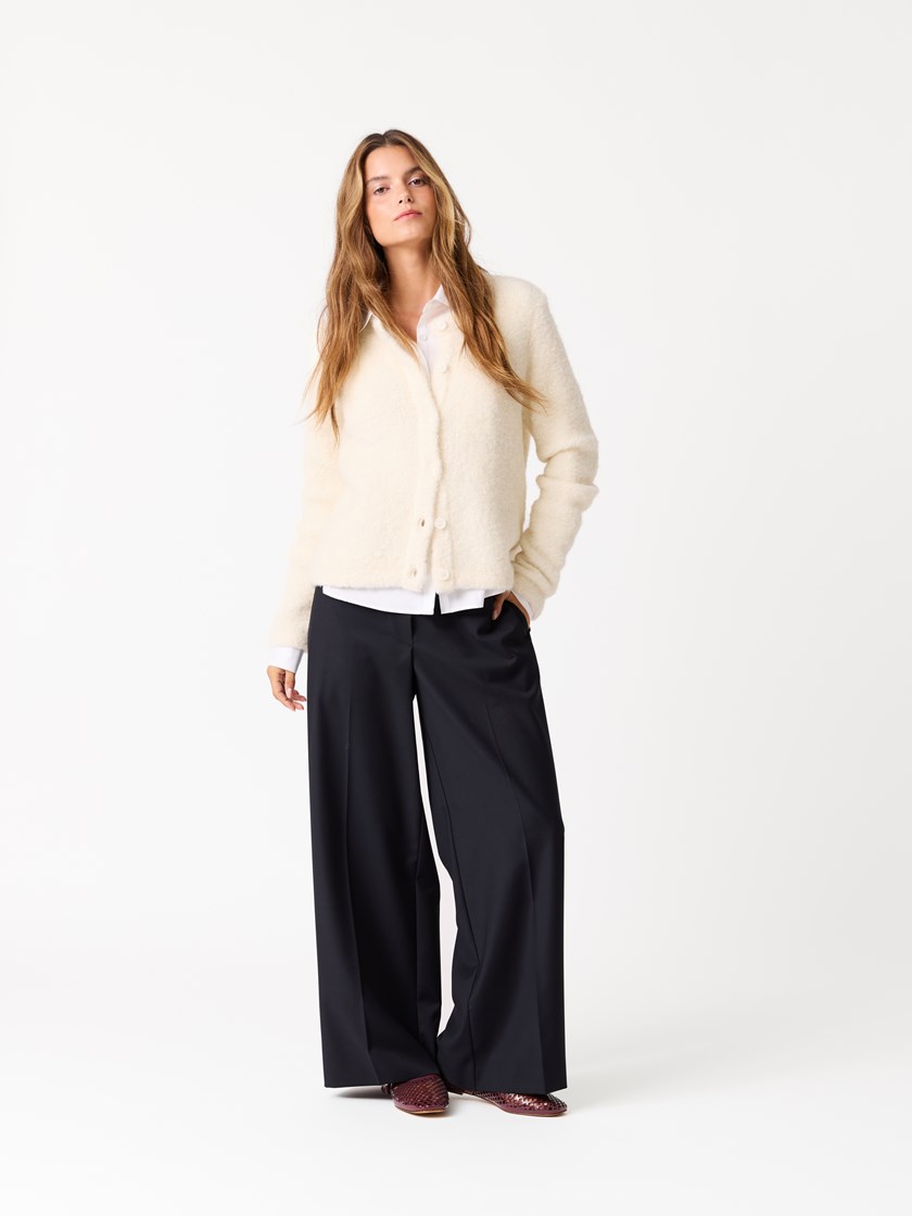 7513017 O79 7513017_O79-JEANPAUL-W25-Modell-Front_7402_Caroline cardigan O79_Caroline cardigan O79 7513017.jpg_