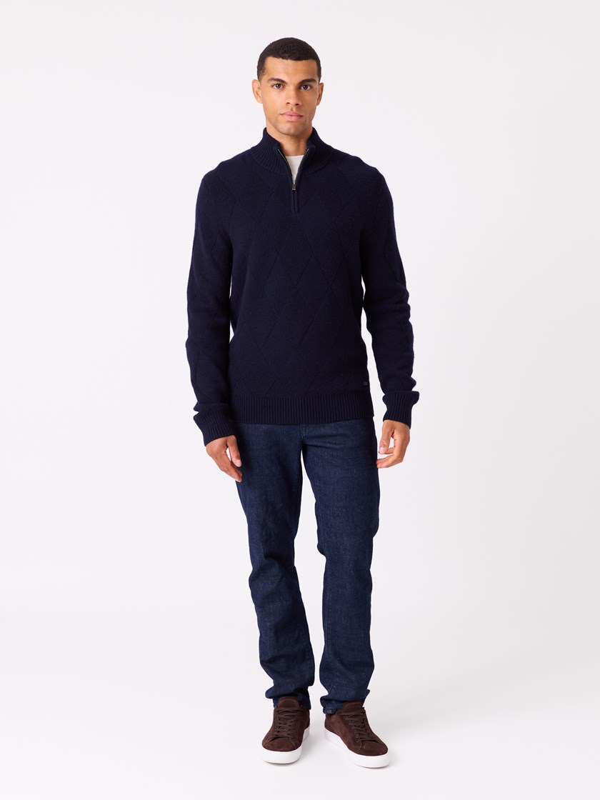 7513074 EM6 7513074_EM6-JEANPAUL-W25-Modell-Front_2198_Darcey zipneck EM6.jpg_