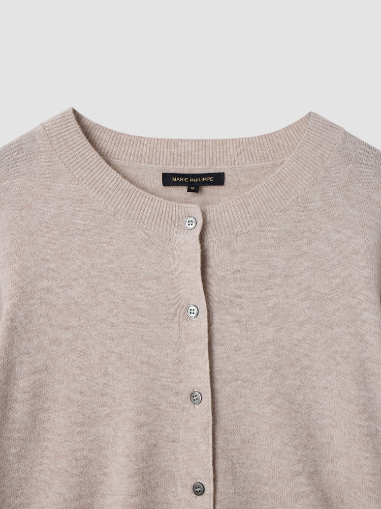 Vita merinocardigan 7513235_AMA-MARIEPHILIPPE-NOS-Front_1518_Vita merinocardigan AMA_Vita merinocardigan AMA 7513235.jpg_Front||Front