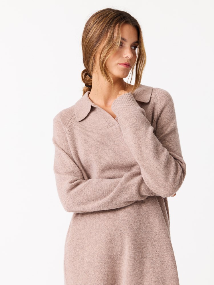 Majsen kjole 7513310_AEI-JEANPAUL-W25-Modell-Front_6112_Majsen kjole AEI_Majsen kjole AEI 7513310.jpg_