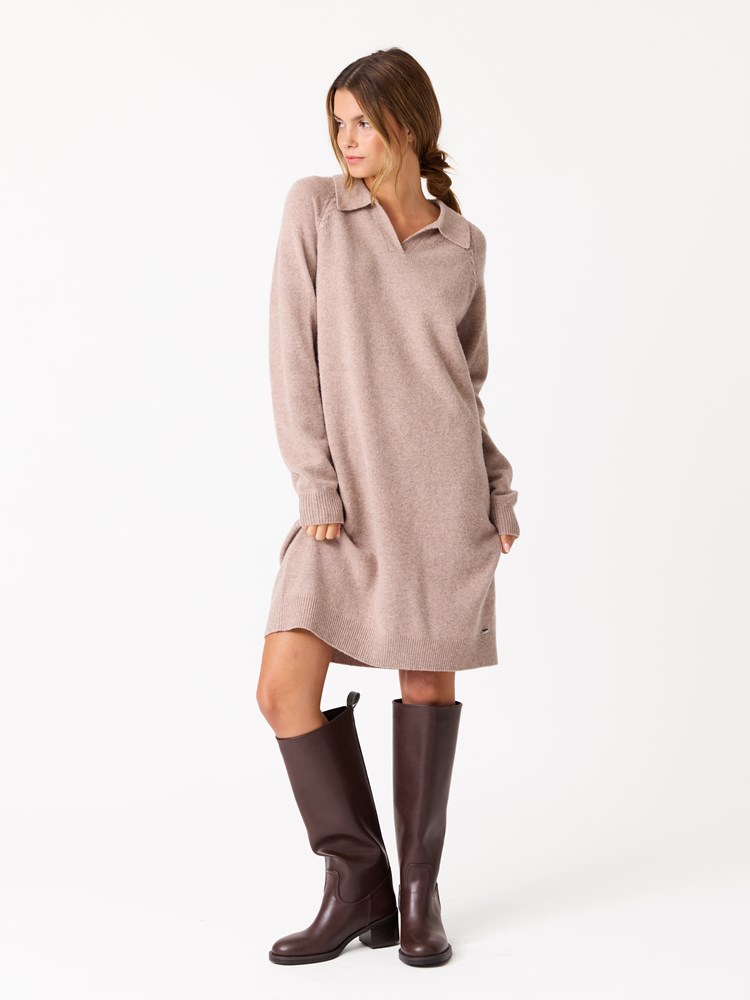 Majsen kjole 7513310_AEI-JEANPAUL-W25-Modell-Front_6361_Majsen kjole AEI_Majsen kjole AEI 7513310.jpg_