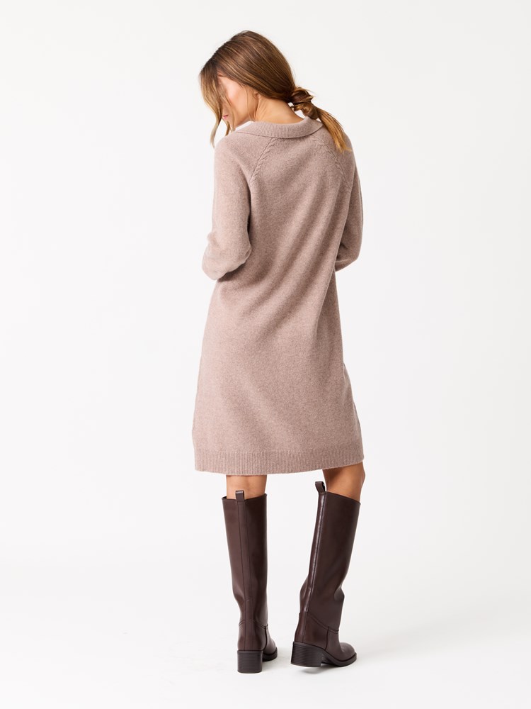 Majsen kjole 7513310_AEI-JEANPAUL-W25-Modell-Front_8766_Majsen kjole AEI_Majsen kjole AEI 7513310.jpg_