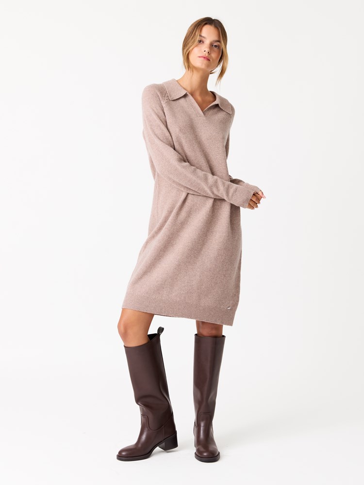 Majsen kjole 7513310_AEI-JEANPAUL-W25-Modell-Front_9688_Majsen kjole AEI_Majsen kjole AEI 7513310.jpg_