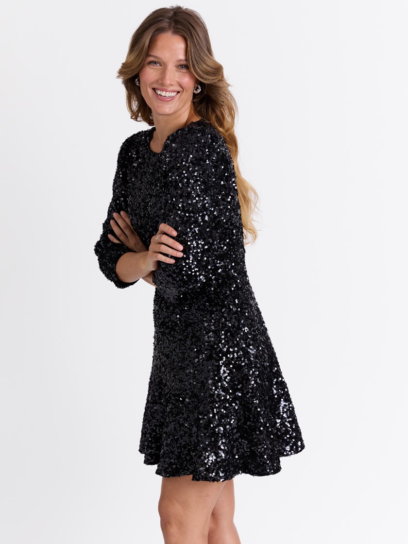 7513331 EM1 7513331_EM1-MARIEPHILIPPE-W25-Modell-Front_chn=match_9413_Amabell paljettkjole EM1.jpg_Front||Front