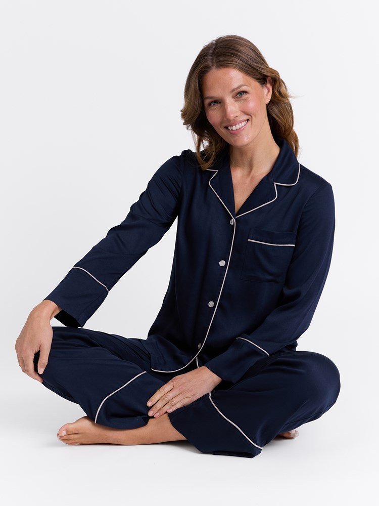 Tille pysjsett 7513343_EM6-MARIEPHILIPPE-W25-Modell-Front_chn=match_2440_Tille pysjsett EM6_Tille pysjsett EM6 7513343.jpg_Front||Front