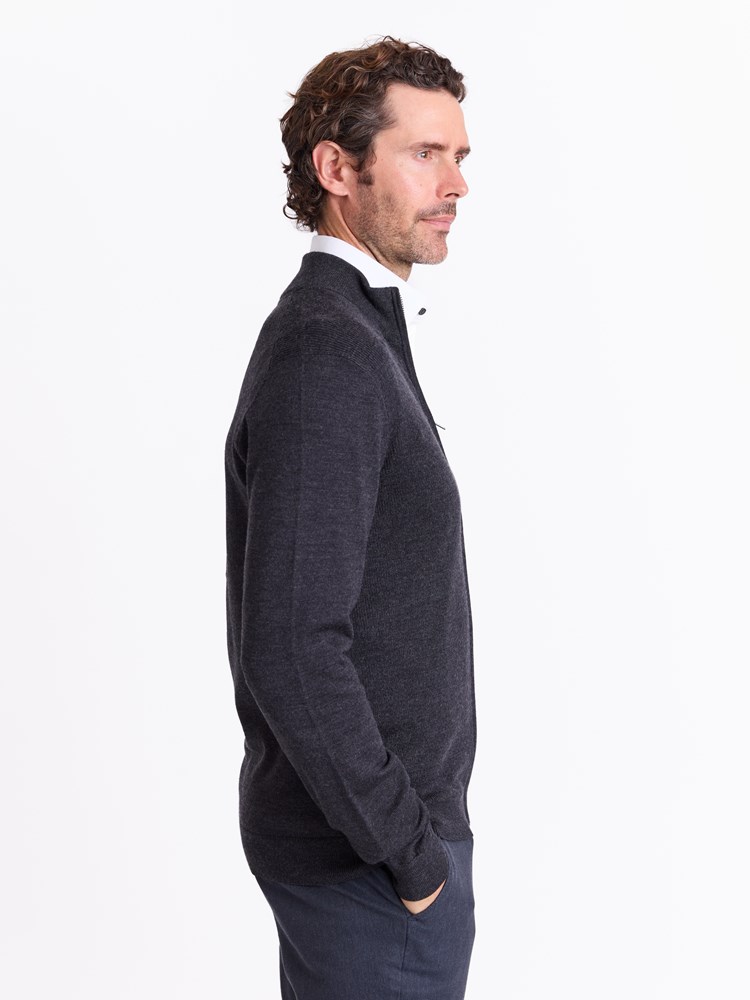 Manzini ullcardigan 7513349_C19-MarioConti-A25-modell-front3_Manzini ullcardigan C18 7513349.jpg_