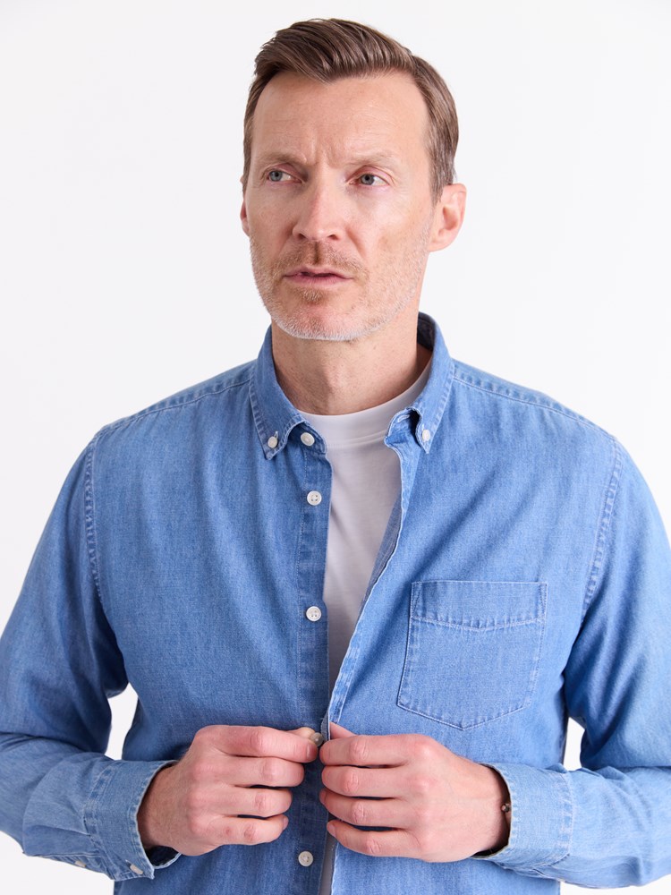 Chambray skjorte 7513350_EDU-REDFORD-A25-Modell-Front_chn=match_65_Chambray skjorte EDU 7513350.jpg_Front||Front