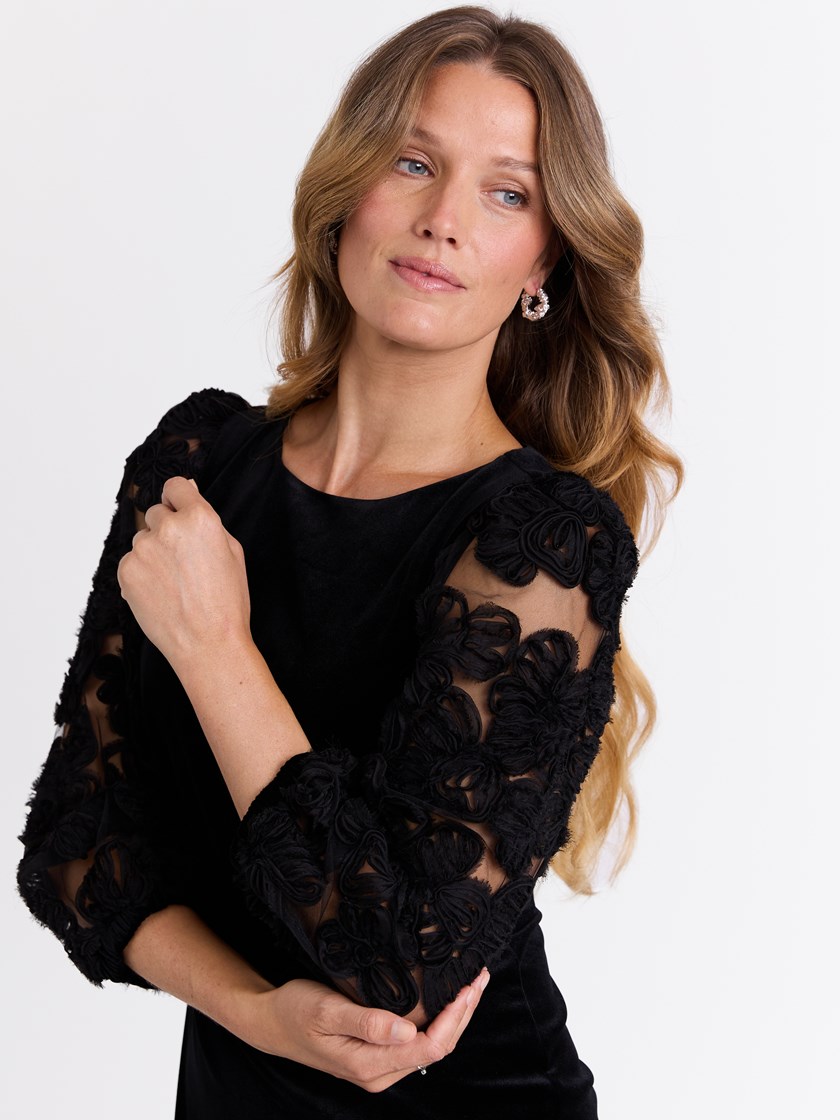 7513361 ID2 7513361_ID2-MARIEPHILIPPE-W25-Modell-Front_chn=match_5024_Ingrid velourkjole ID2.jpg_Front||Front