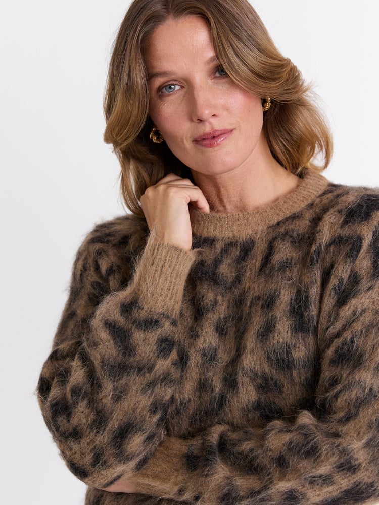 Leanne genser 7513381_AP4-MARIEPHILIPPE-W25-Modell-Front_chn=match_5086_Leanne genser AP4_Leanne genser AP4 7513381.jpg_Front||Front