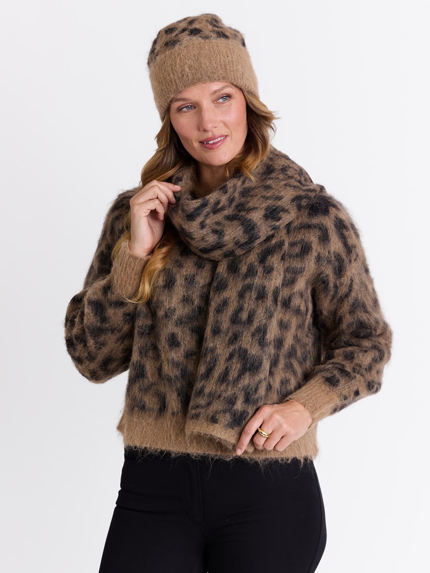 7513384 AP4 7513384_AP4-MARIEPHILIPPE-W25-Modell-Front_chn=match_6090_Leanne skjerf AP4.jpg_Front||Front