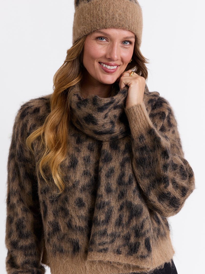 7513384 AP4 7513384_AP4-MARIEPHILIPPE-W25-Modell-Front_chn=match_6205_Leanne skjerf AP4.jpg_Front||Front