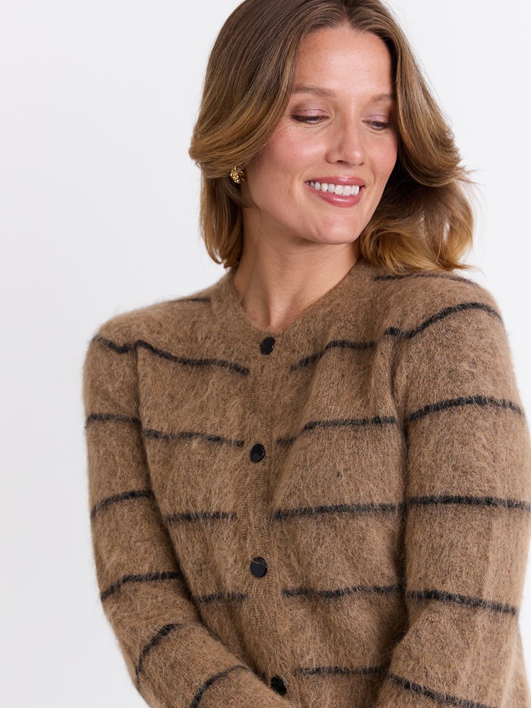 Lea cardigan 7513488_AP4-MARIEPHILIPPE-W25-Modell-Front_chn=match_1041_Lea cardigan AP4_Lea cardigan AP4 7513488.jpg_Front