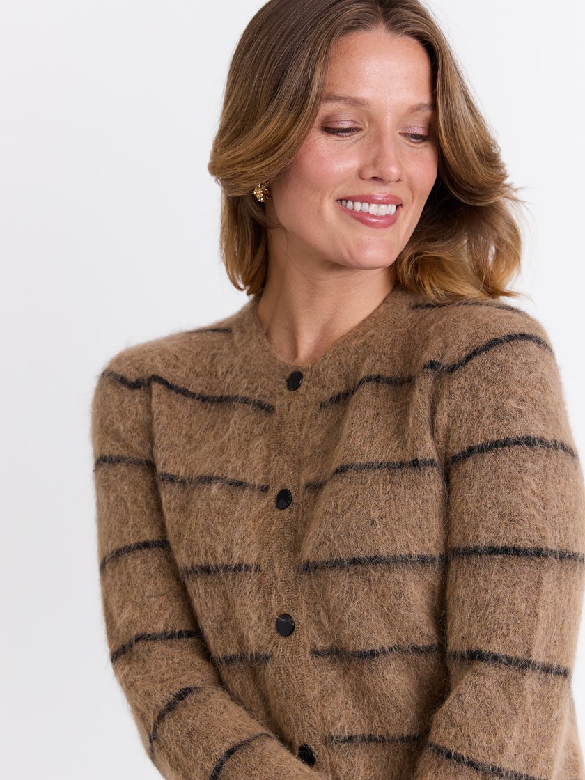 7513488 AP4 7513488_AP4-MARIEPHILIPPE-W25-Modell-Front_chn=match_1041_Lea cardigan AP4_Lea cardigan AP4 7513488.jpg_Front