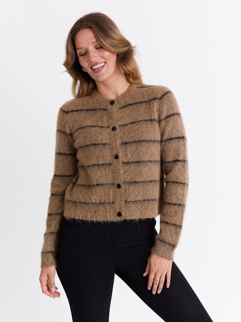 7513488 AP4 7513488_AP4-MARIEPHILIPPE-W25-Modell-Front_chn=match_3105_Lea cardigan AP4_Lea cardigan AP4 7513488.jpg_Front