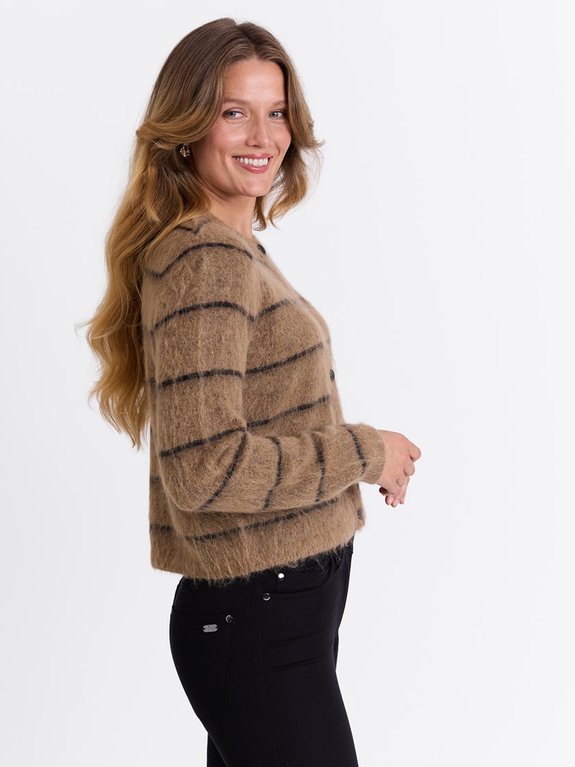 7513488 AP4 7513488_AP4-MARIEPHILIPPE-W25-Modell-Front_chn=match_3844_Lea cardigan AP4 7513488.jpg_Front