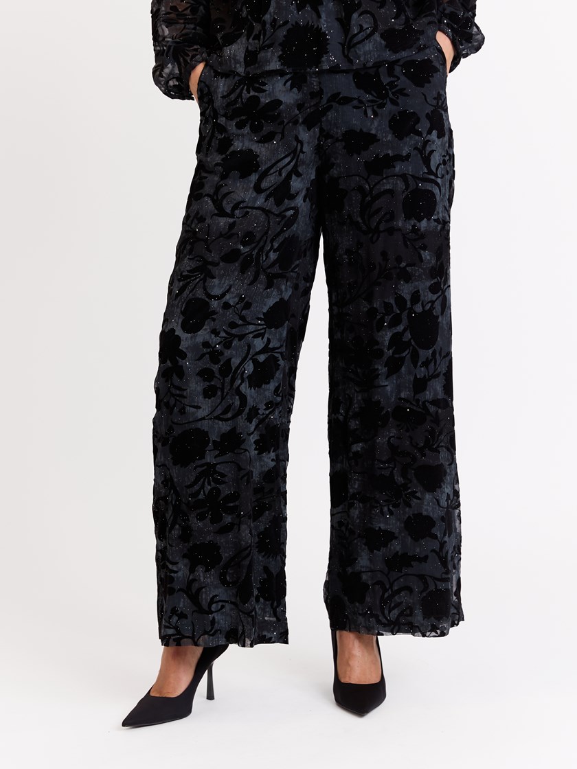 7513506 EM1 7513506_EM1-MARIEPHILIPPE-W25-Modell-Front_chn=match_3943_Kamala bukse EM1_Kamala bukse EM1 7513506.jpg_Front||Front