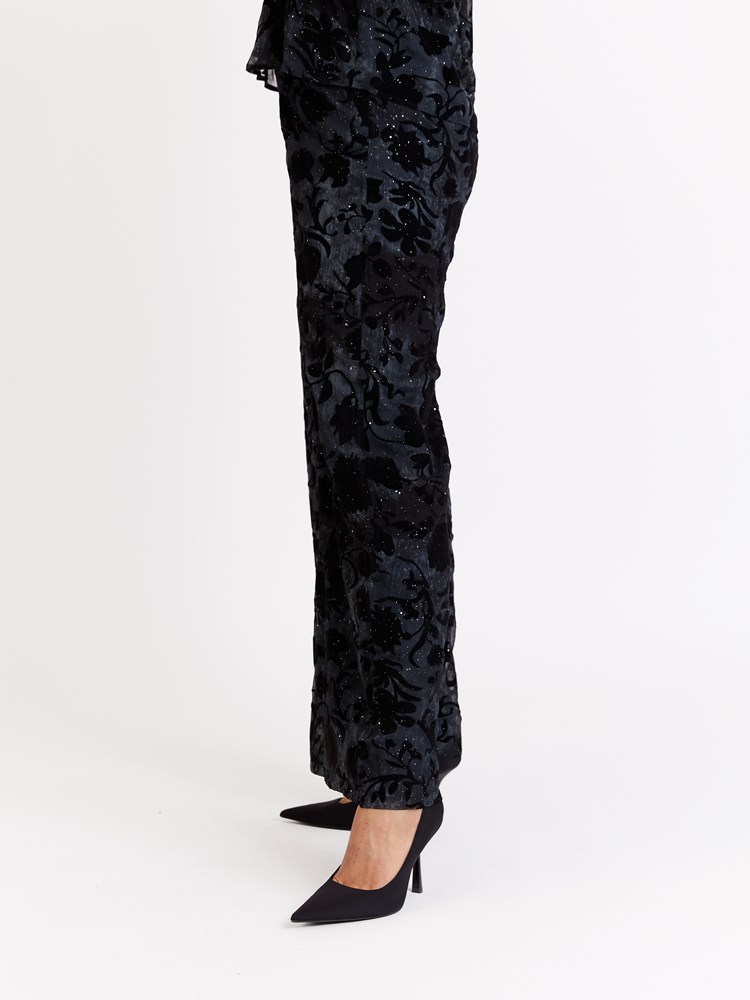 Kamala bukse 7513506_EM1-MARIEPHILIPPE-W25-Modell-Front_chn=match_6899.jpg_Front||Front