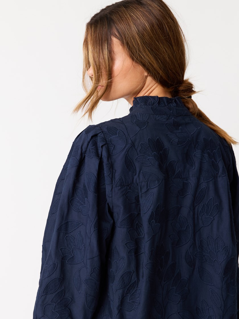 7513567 EM6 7513567_EM6-JEANPAUL-W25-Modell-Front_3782_Grace bluse EM6_Grace bluse EM6 7513567.jpg_