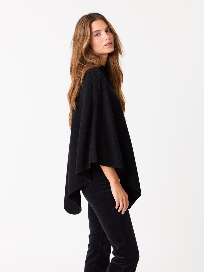 7513571 C25 7513571_C25-JEANPAUL-W25-Modell-Front_1059_May poncho C25.jpg_