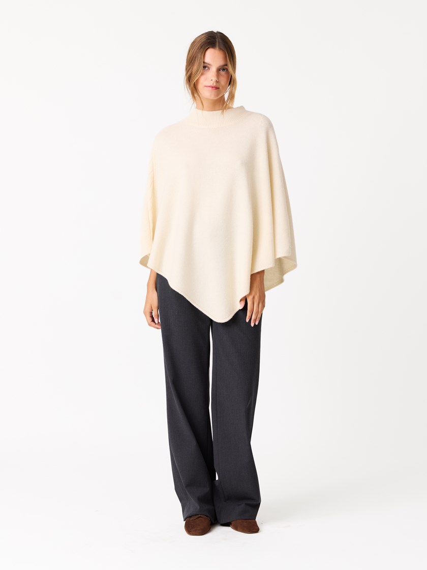 7513571 O79 7513571_O79-JEANPAUL-W25-Modell-Front_9190_May poncho O79.jpg_