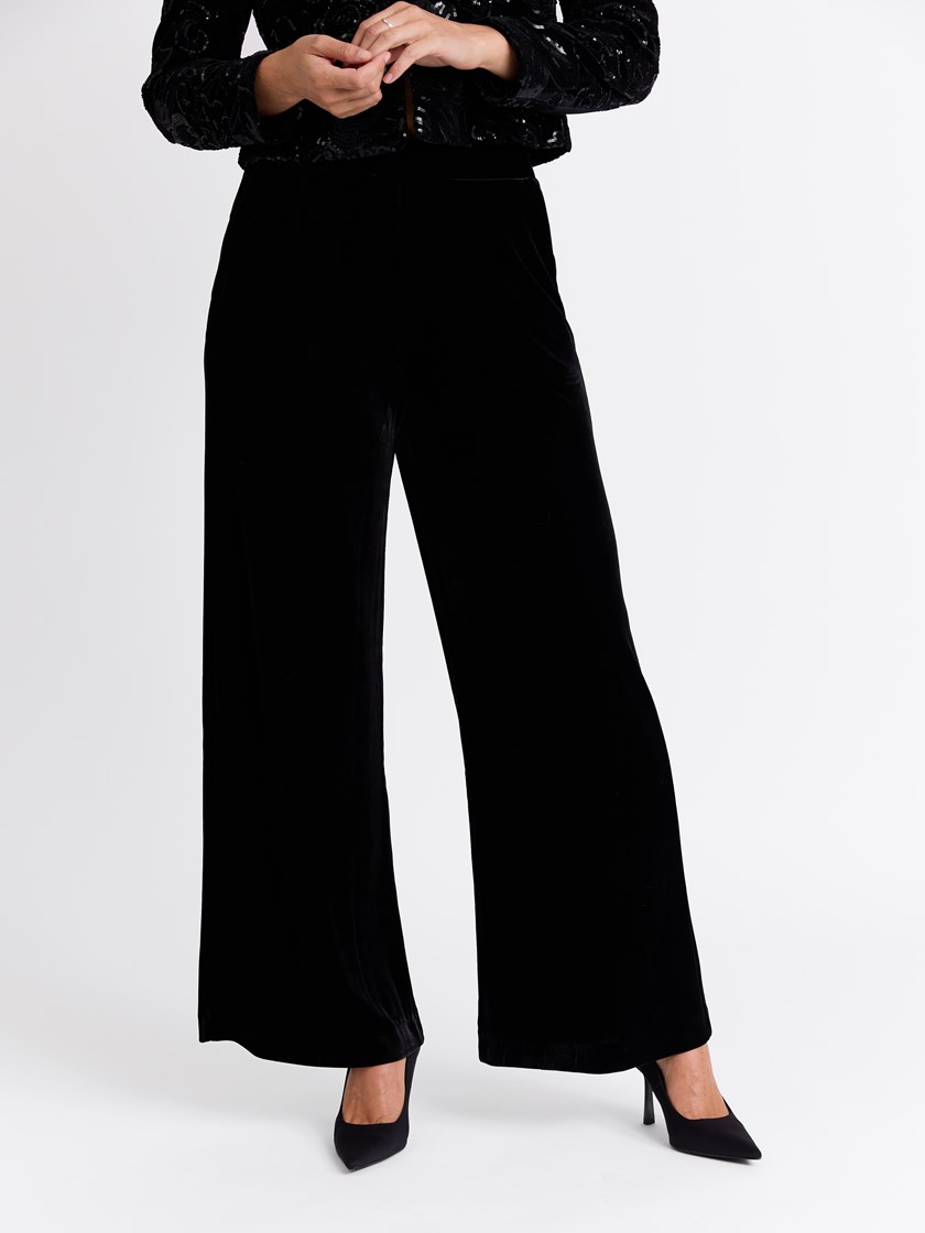 7513592 ID2 7513592_ID2-MARIEPHILIPPE-W25-Modell-Front_chn=match_7109_Silje velourbukse ID2_Silje velourbukse ID2 7513592.jpg_Front||Front