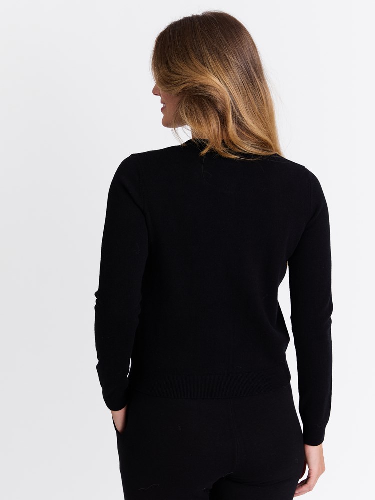 Vita merinocardigan 7513607_ID2-MARIEPHILIPPE-W25-Modell-Back_chn=match_4490_Vita merinocardigan ID2_Vita merinocardigan ID2 7513607.jpg_Back||Back