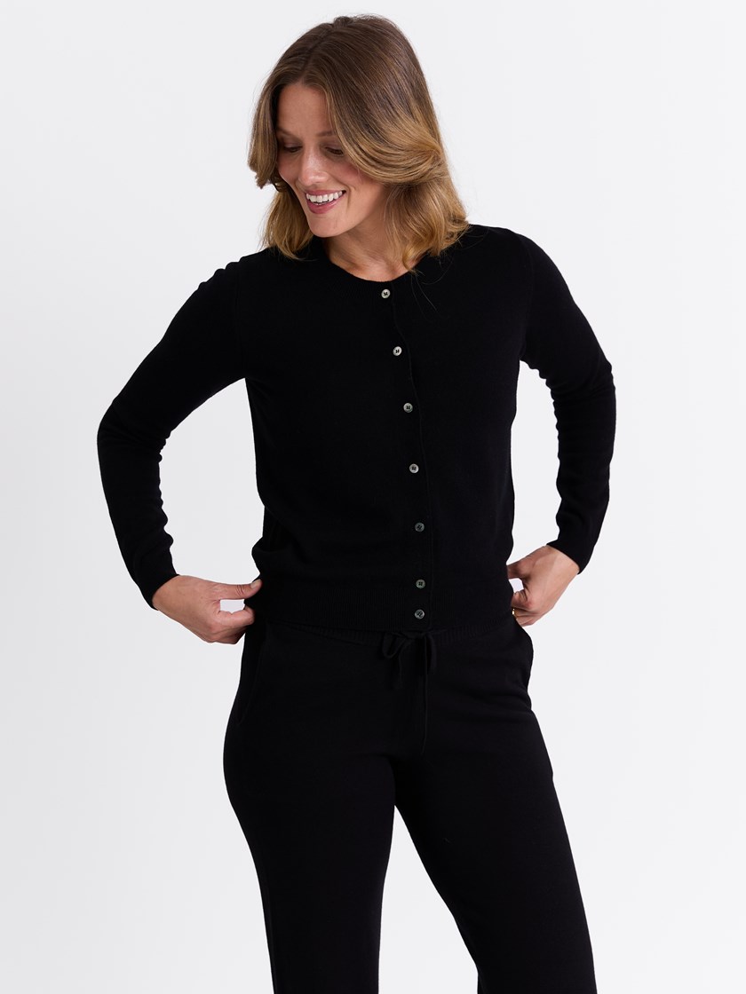 7513607 ID2 7513607_ID2-MARIEPHILIPPE-W25-Modell-Front_chn=match_5724_Vita merinocardigan ID2.jpg_Front||Front