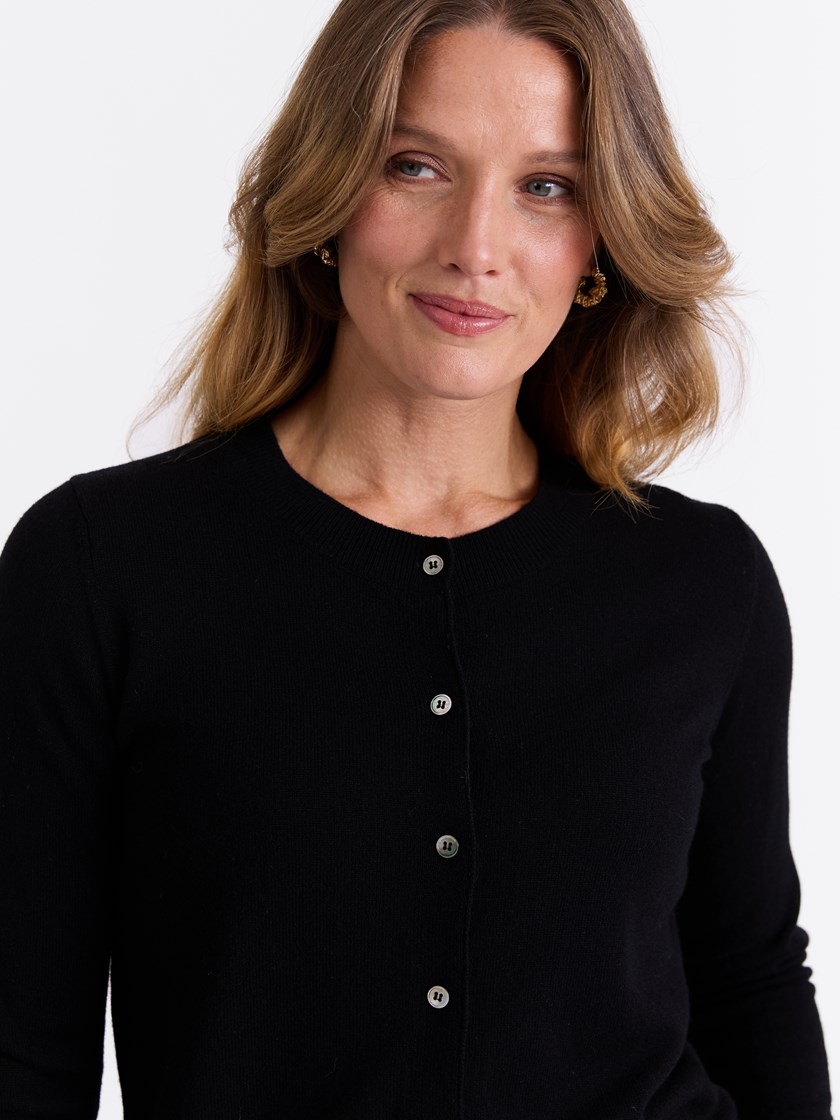 7513607 ID2 7513607_ID2-MARIEPHILIPPE-W25-Modell-Front_chn=match_9379_Vita merinocardigan ID2.jpg_Front||Front