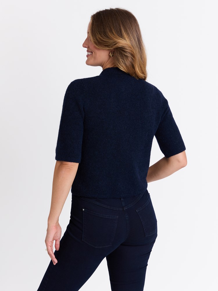 Frida kortermet cardigan 7513621_EM1-MARIEPHILIPPE-W25-Modell-Back_chn=match_1972_Frida kortermet cardigan EM1_Frida kortermet cardigan EM1 7513621.jpg_Back||Back